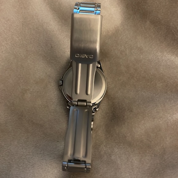 **SOLD ELSEWHERE** Casio - (Quartz) Silver Watch w/ Black Face - Picture 4 of 12